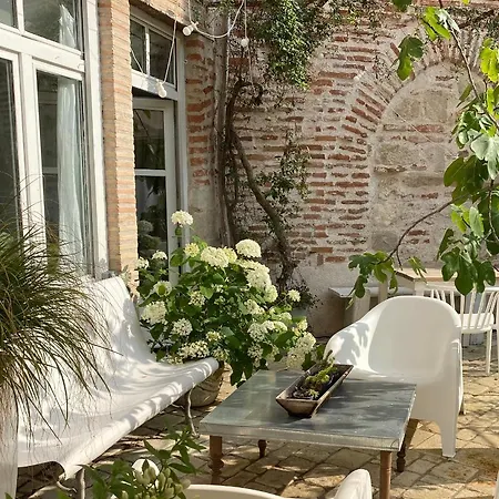 La Maison Sur La Place Bed & Breakfast