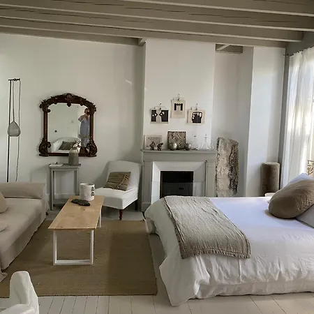 La Maison Sur La Place Bed & Breakfast 3*
