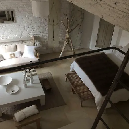 La Maison Sur La Place Bed & Breakfast