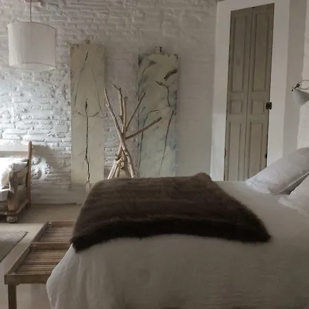 La Maison Sur La Place לינה וארוחת בוקר
