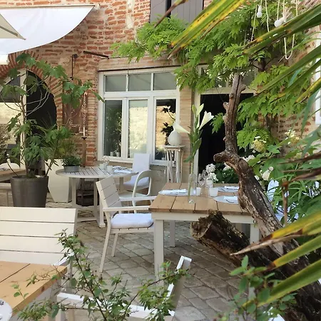 La Maison Sur La Place Bed & Breakfast *