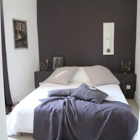 La Maison Sur La Place Bed & Breakfast *