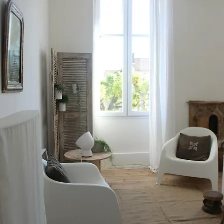 La Maison Sur La Place Bed & Breakfast