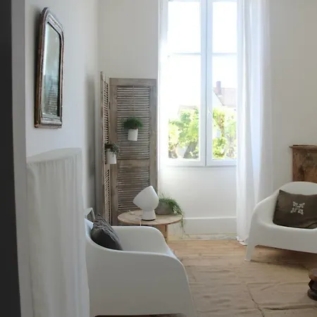 La Maison Sur La Place Bed & Breakfast