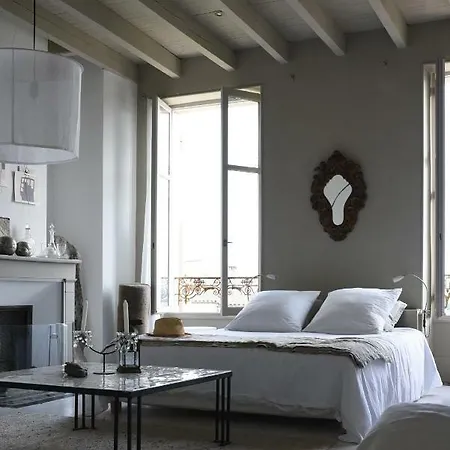 לינה וארוחת בוקר La Maison Sur La Place 3*