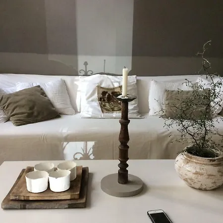La Maison Sur La Place Bed & Breakfast