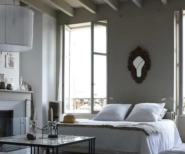 Couette-café La Maison Sur La Place 3*